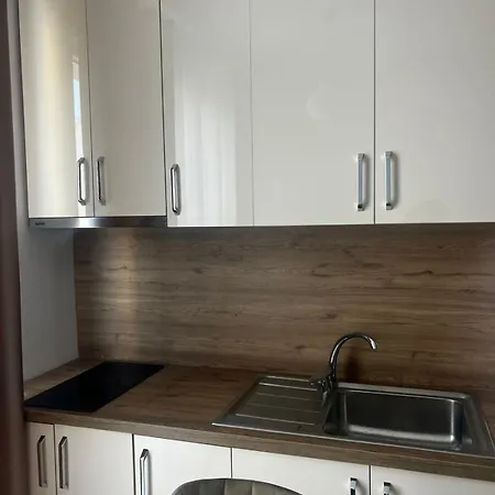 Apartmán F & Xh Golem (Tirana)